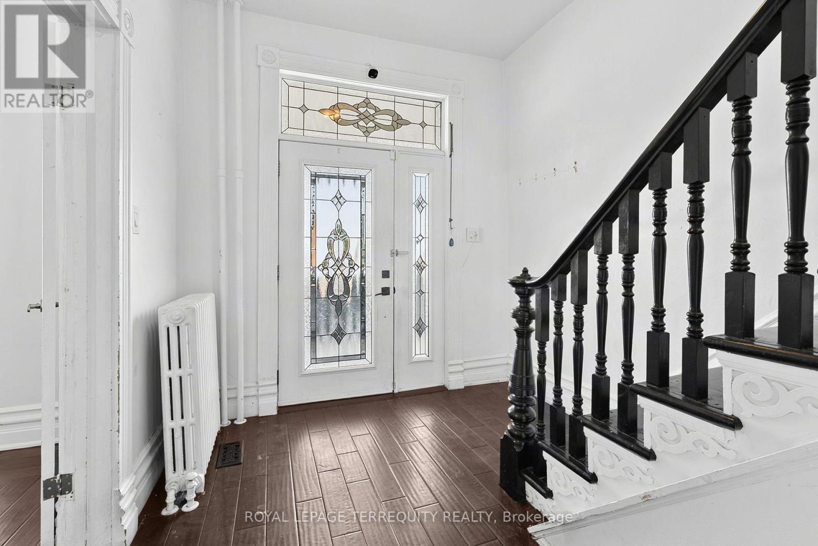 35 Elizabeth Street N Property Photo 5