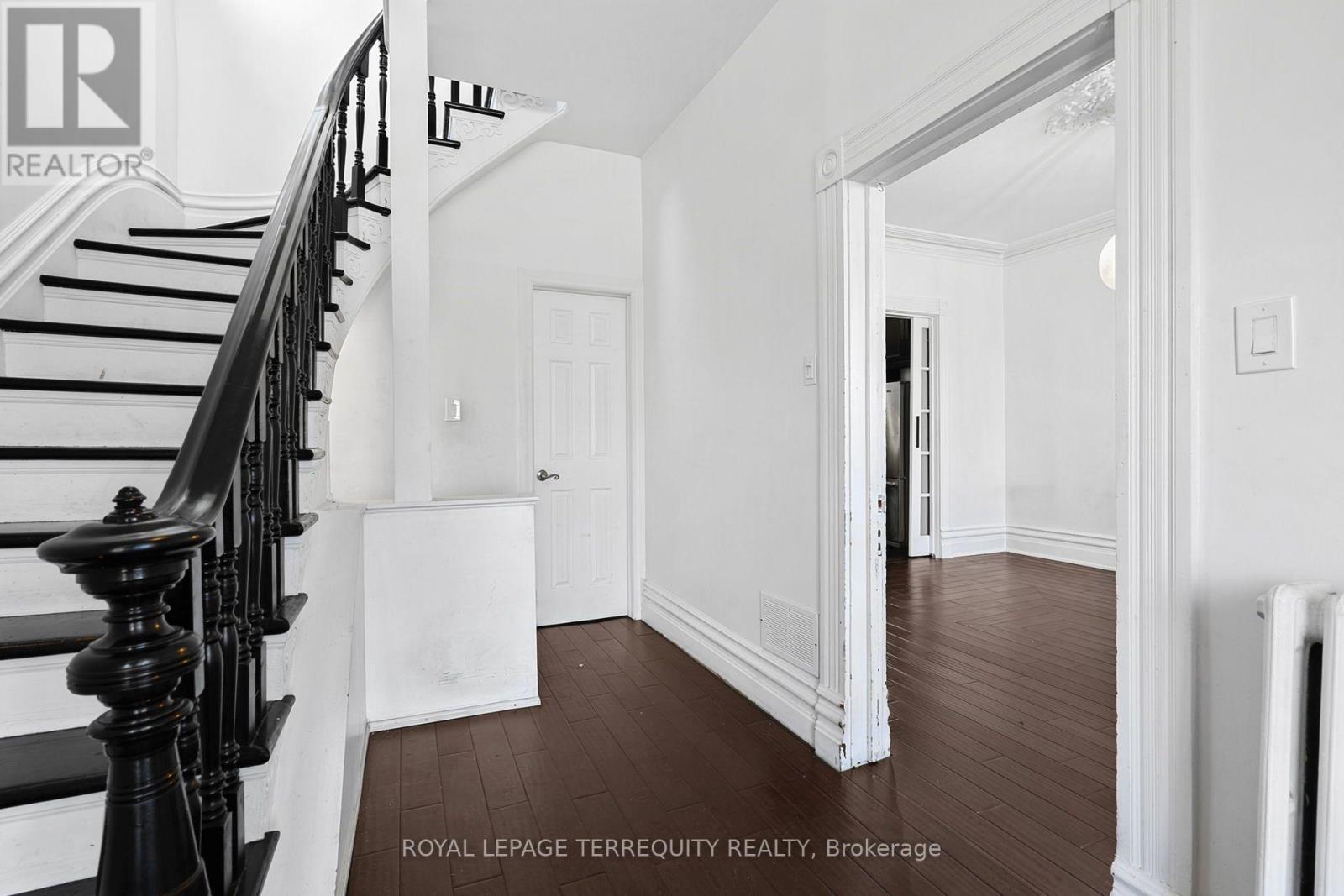 35 Elizabeth Street N Property Photo 6