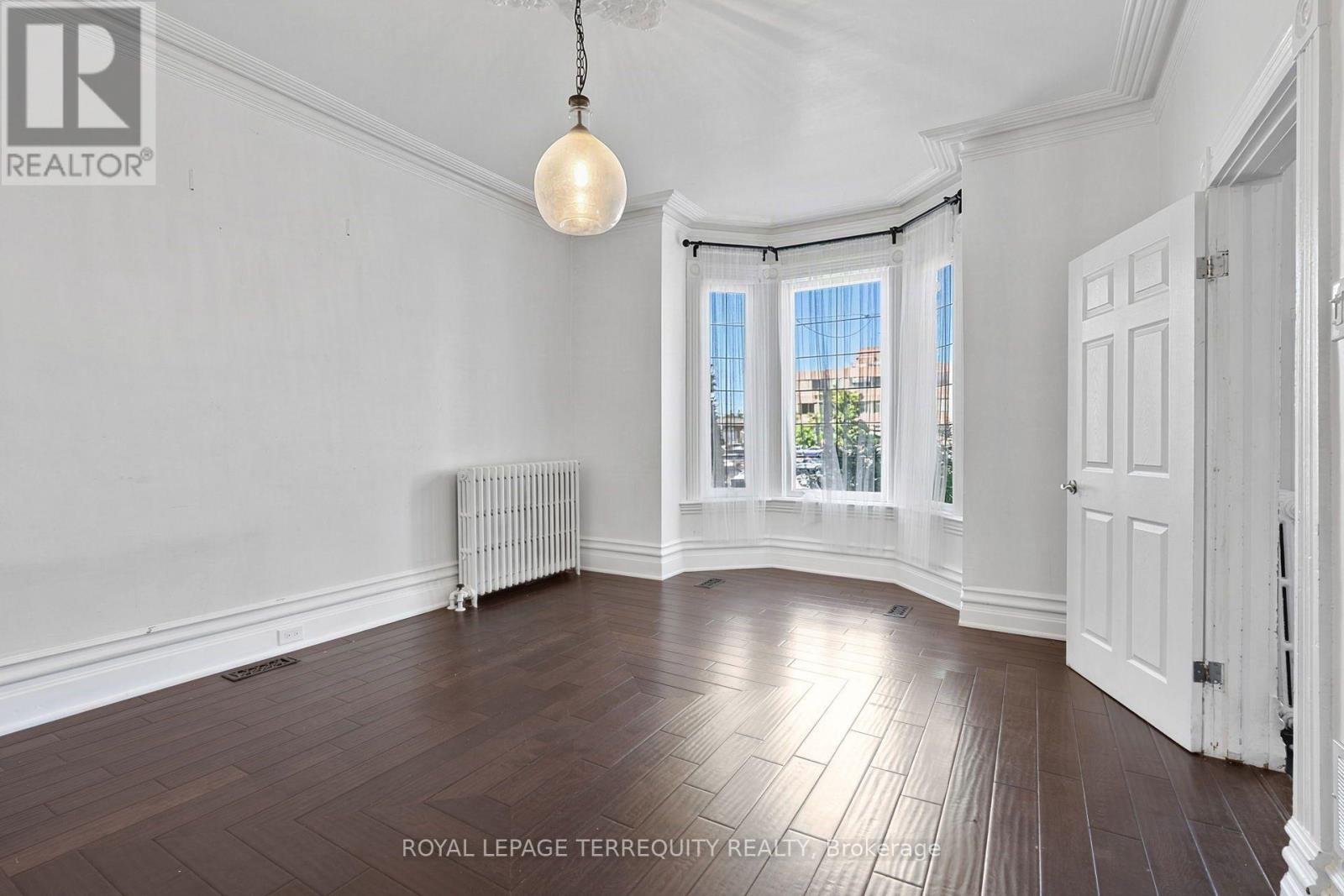 35 Elizabeth Street N Property Photo 7