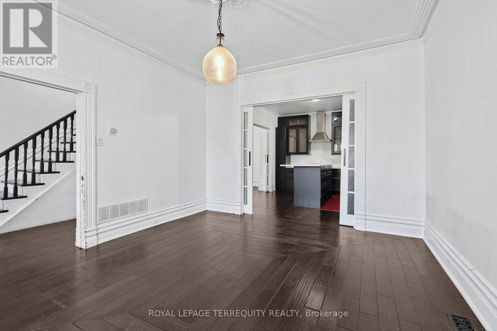 35 Elizabeth Street N Property Photo 8