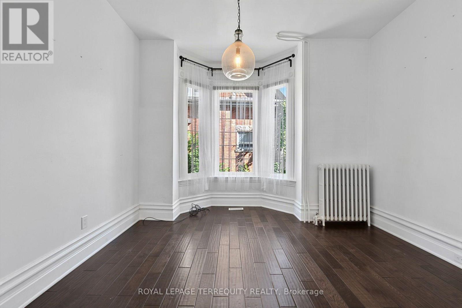 35 Elizabeth Street N Property Photo 9