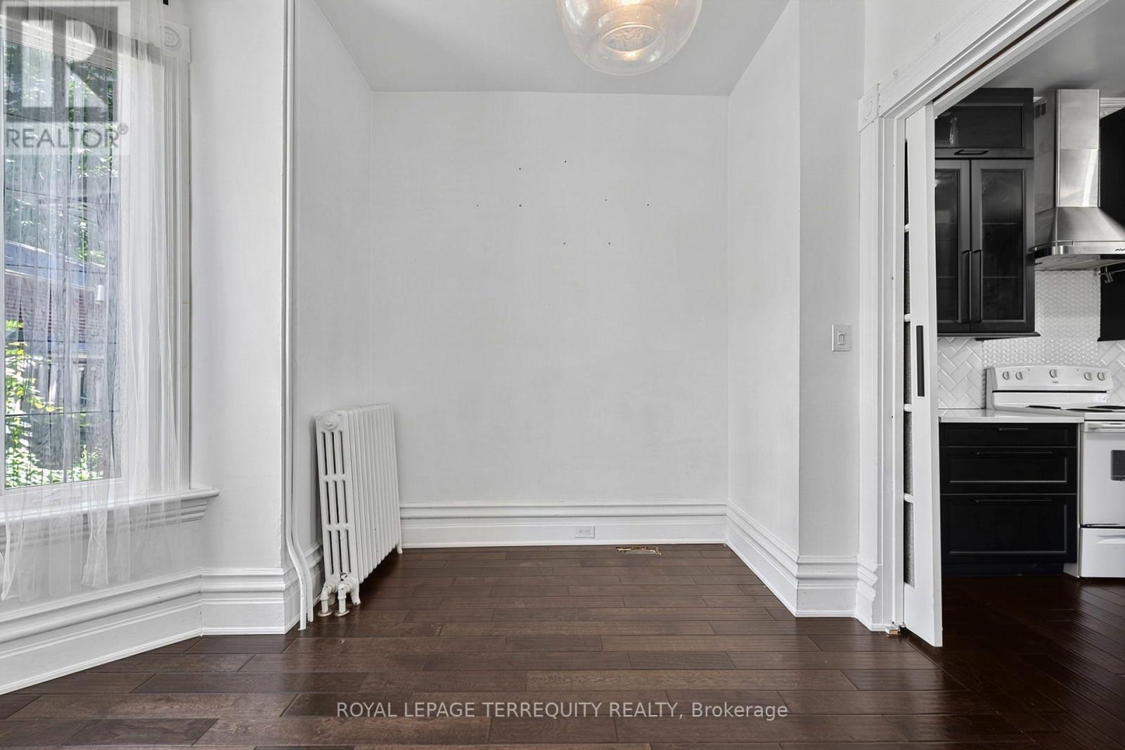 35 Elizabeth Street N Property Photo 10