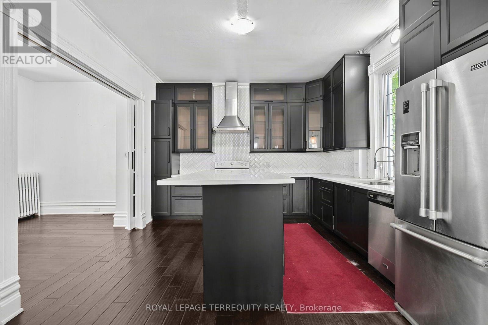 35 Elizabeth Street N Property Photo 11