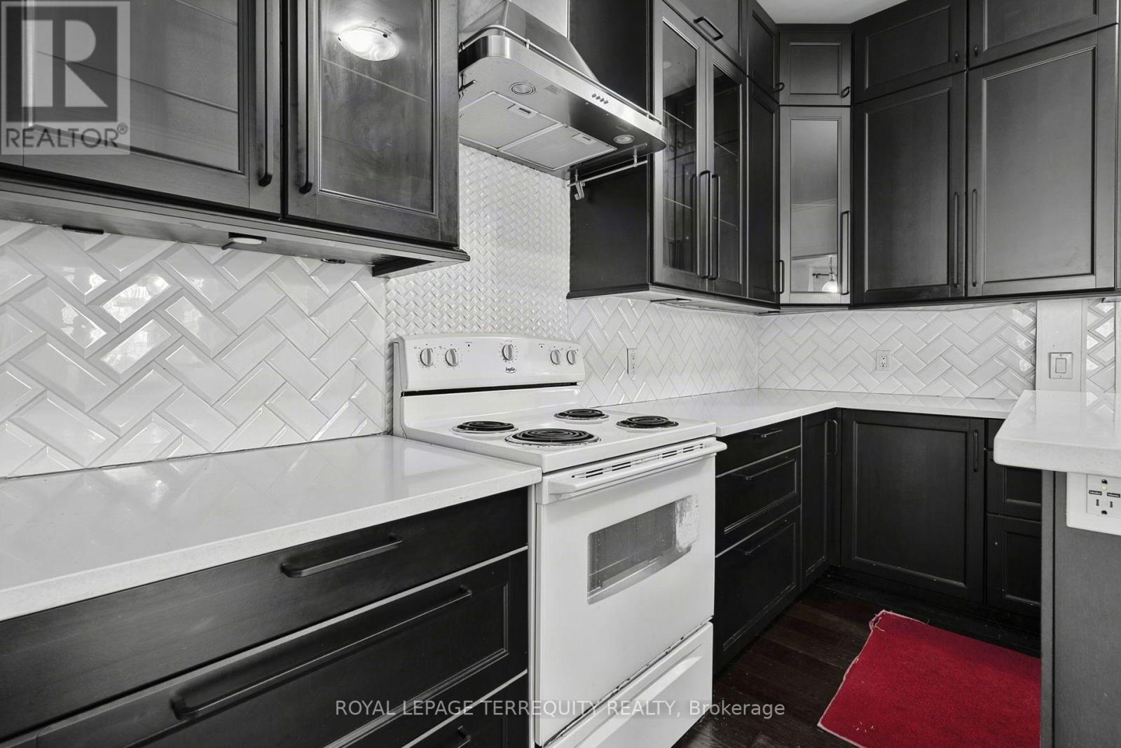 35 Elizabeth Street N Property Photo 12
