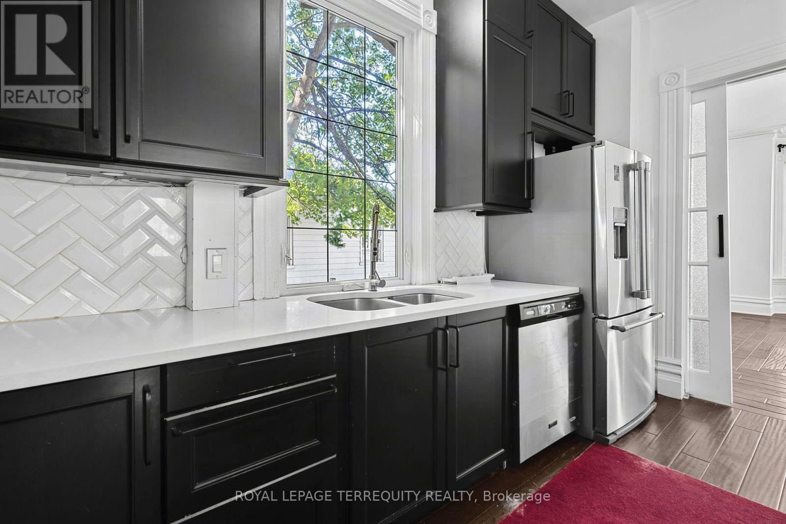 35 Elizabeth Street N Property Photo 13
