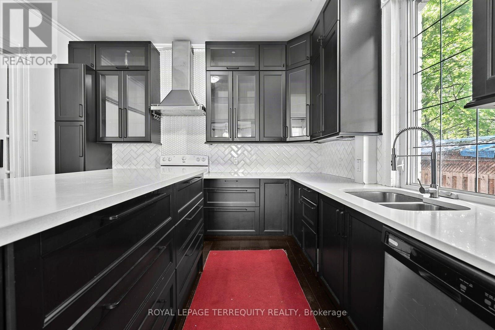 35 Elizabeth Street N Property Photo 14