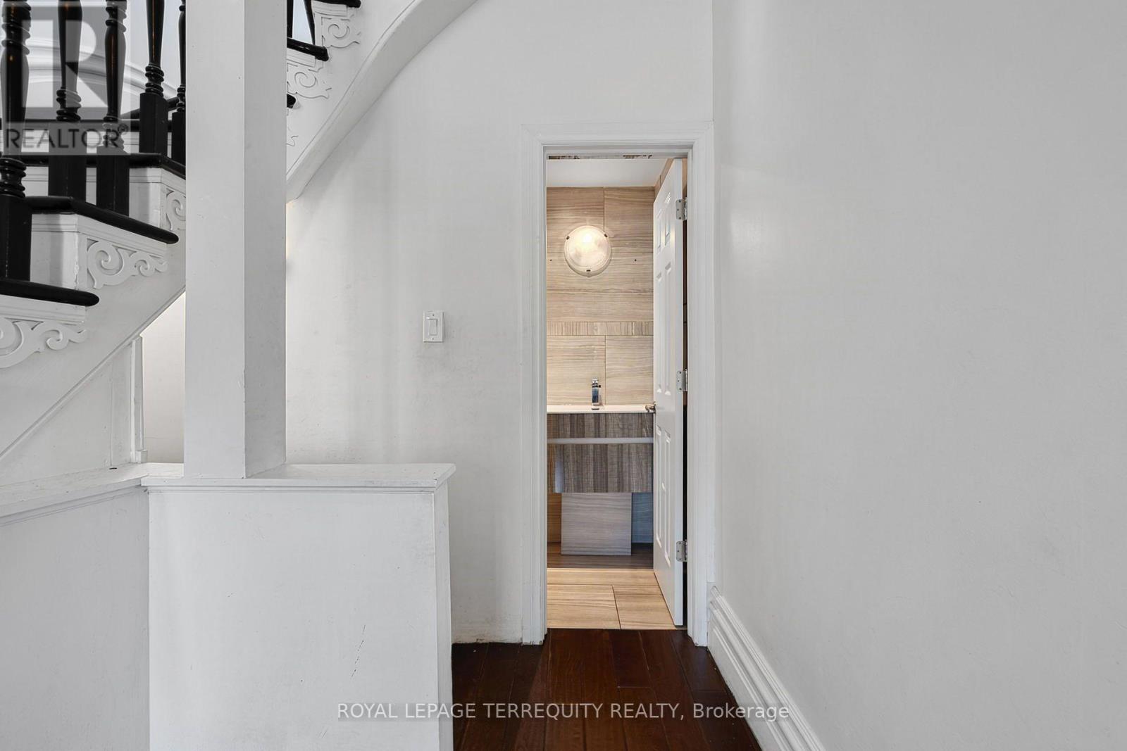 35 Elizabeth Street N Property Photo 15