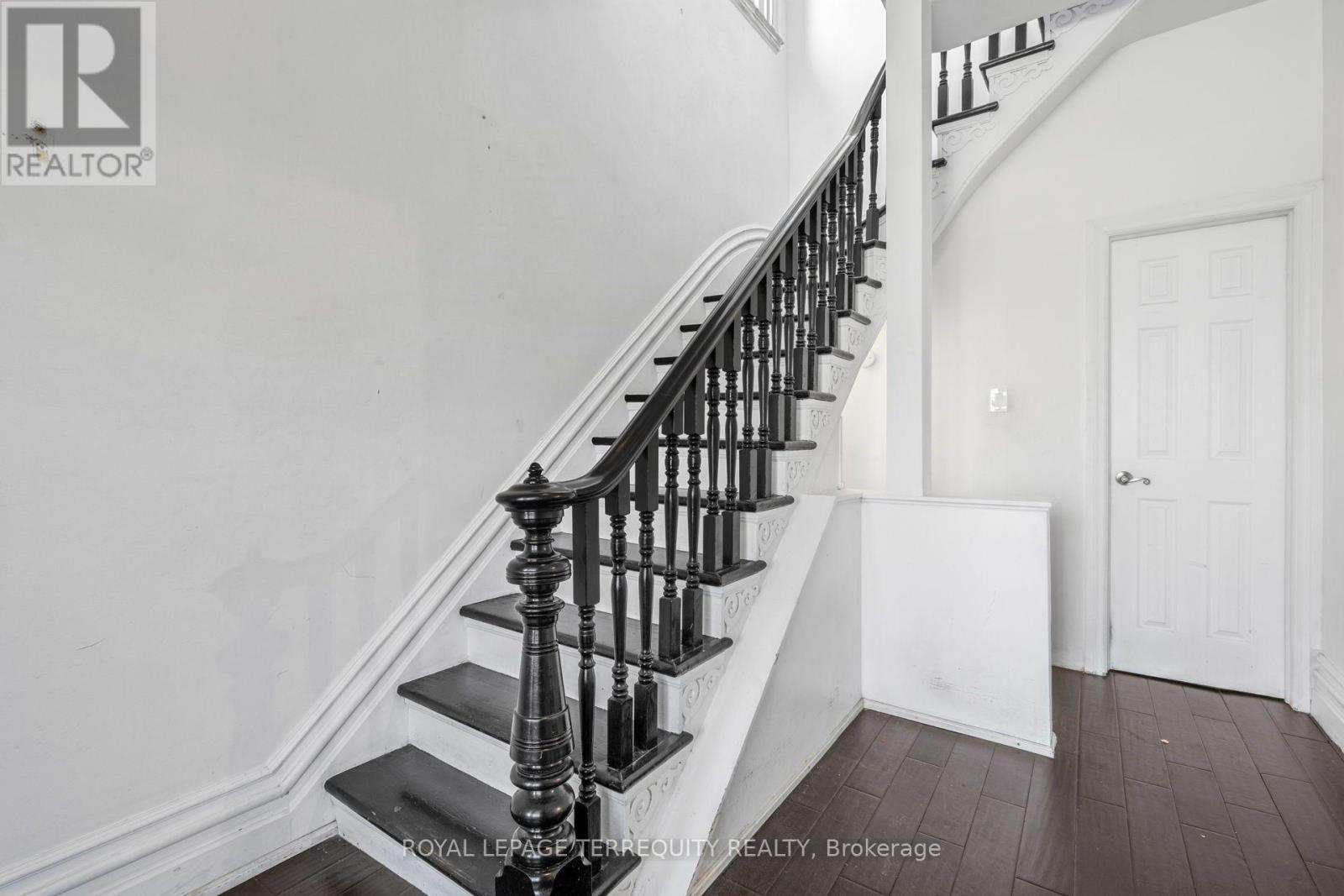 35 Elizabeth Street N Property Photo 17