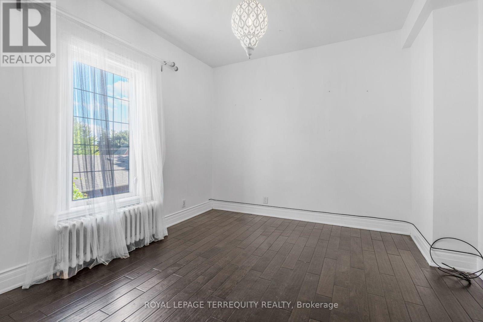35 Elizabeth Street N Property Photo 18