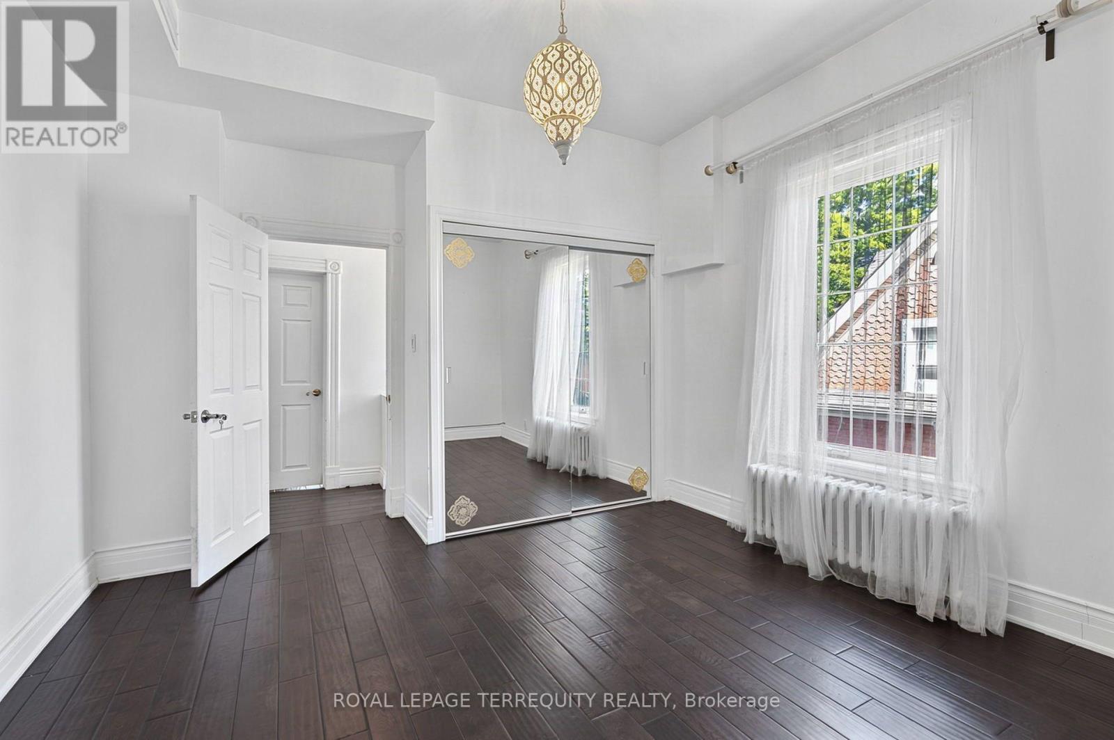 35 Elizabeth Street N Property Photo 19