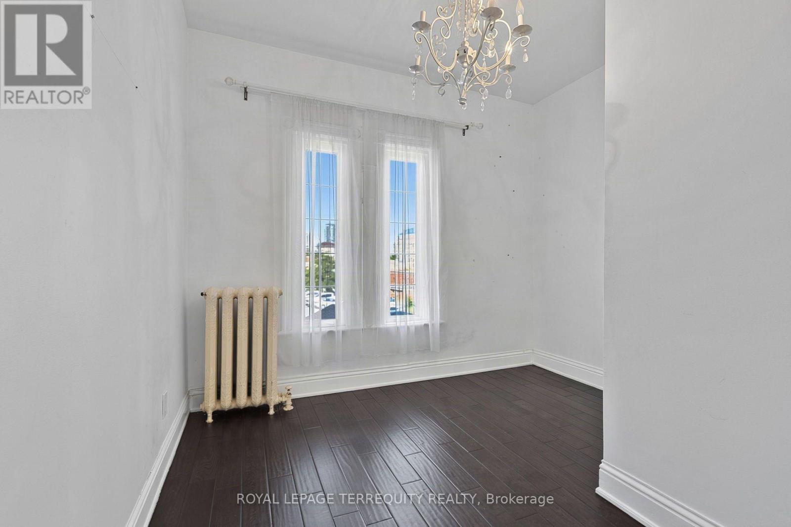35 Elizabeth Street N Property Photo 20