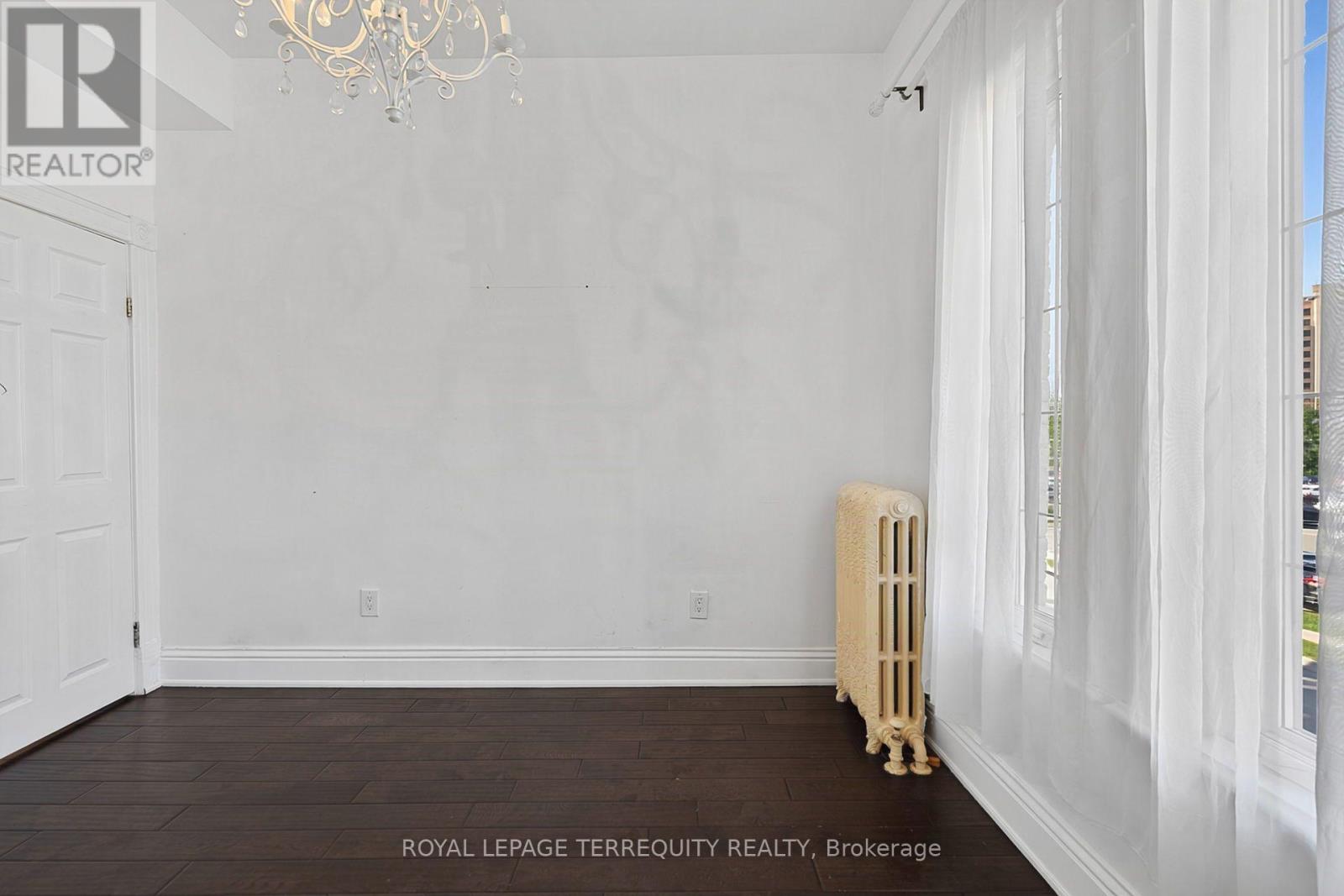 35 Elizabeth Street N Property Photo 21