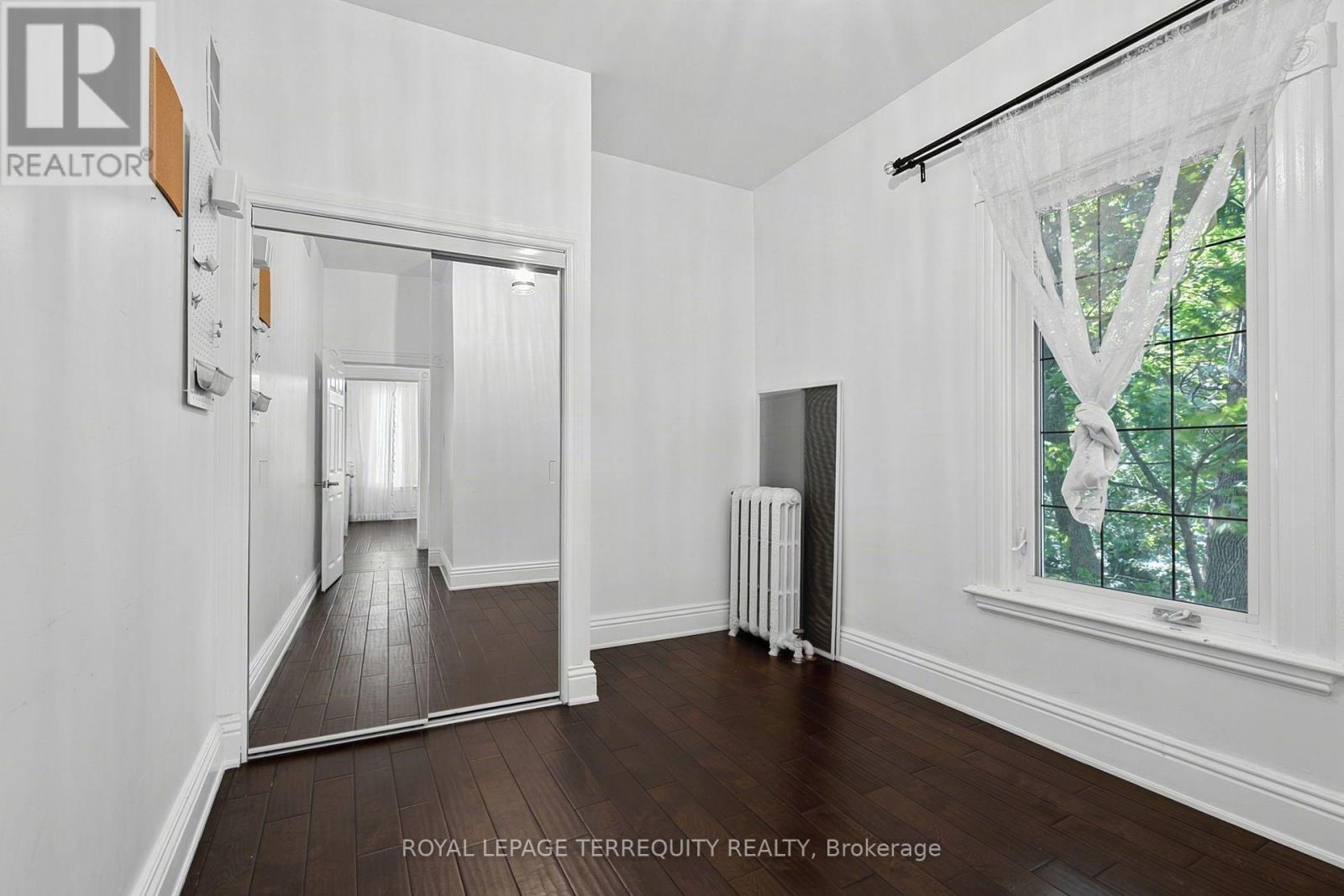 35 Elizabeth Street N Property Photo 22