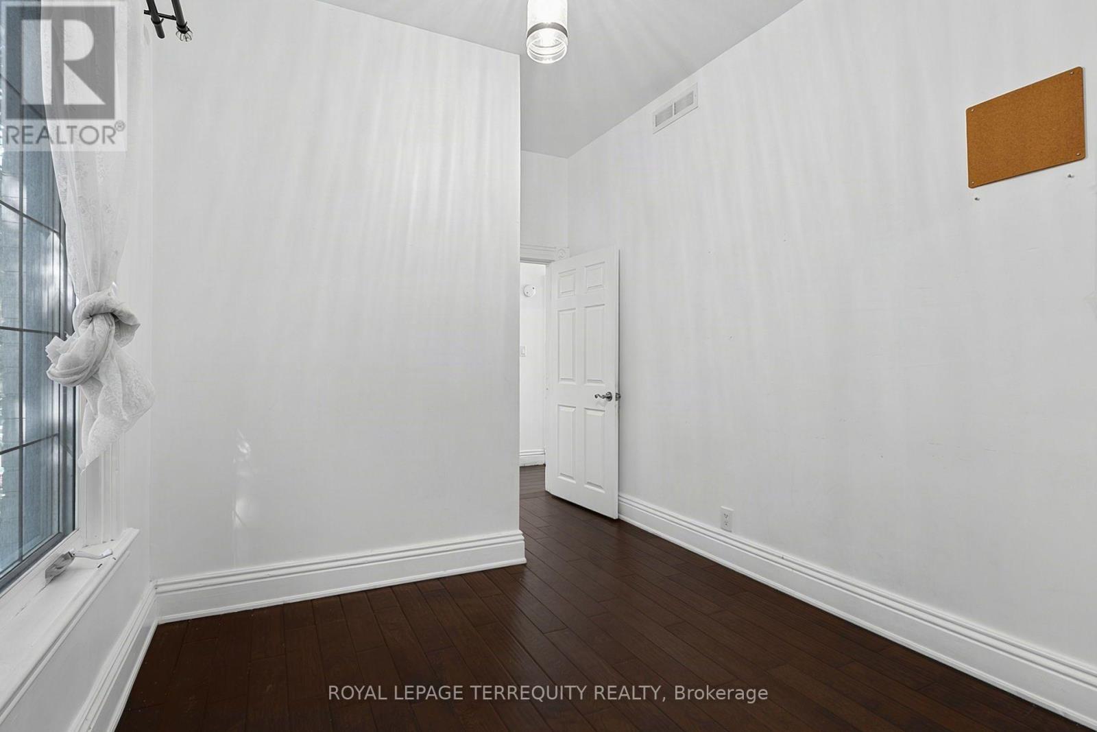 35 Elizabeth Street N Property Photo 23