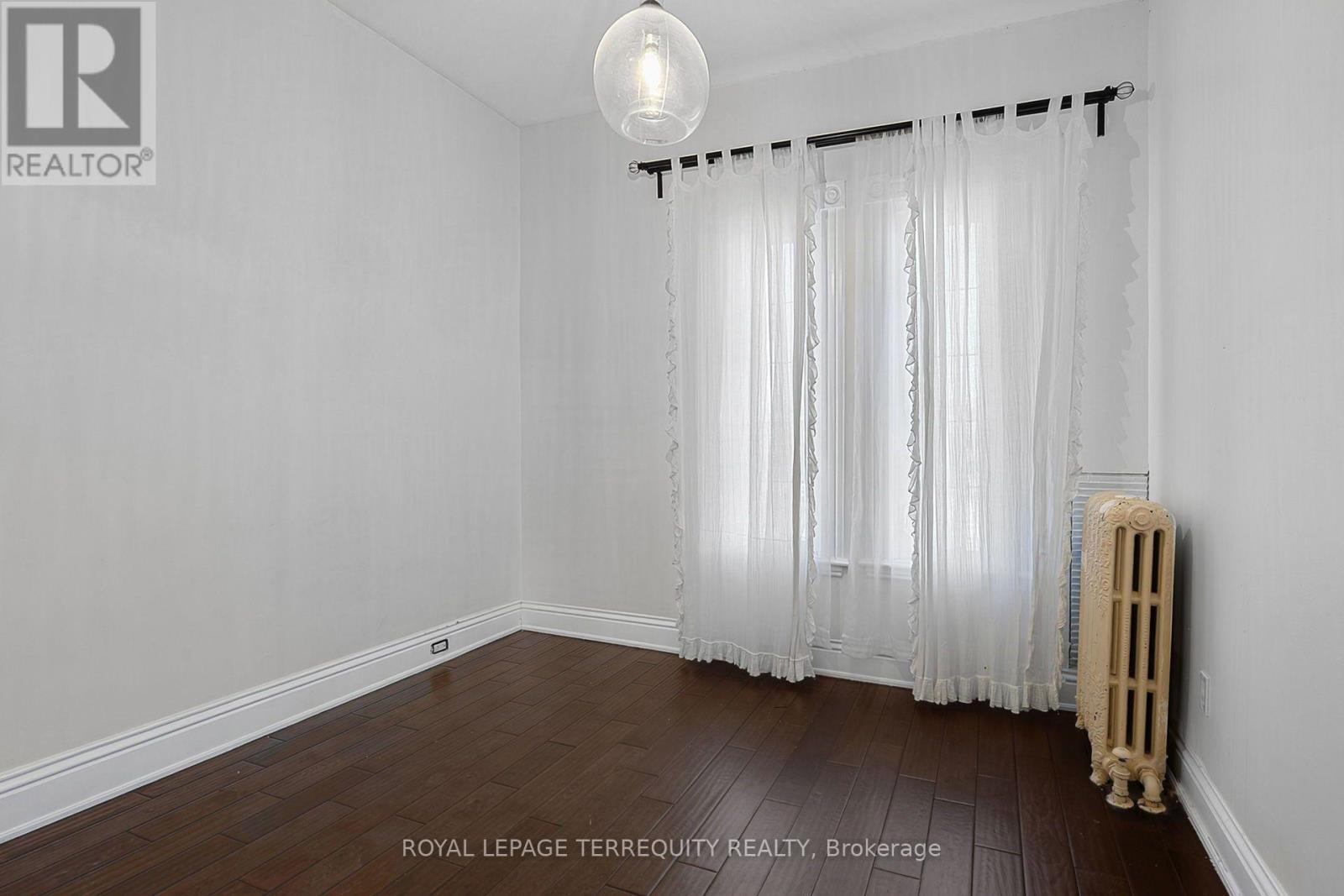 35 Elizabeth Street N Property Photo 24