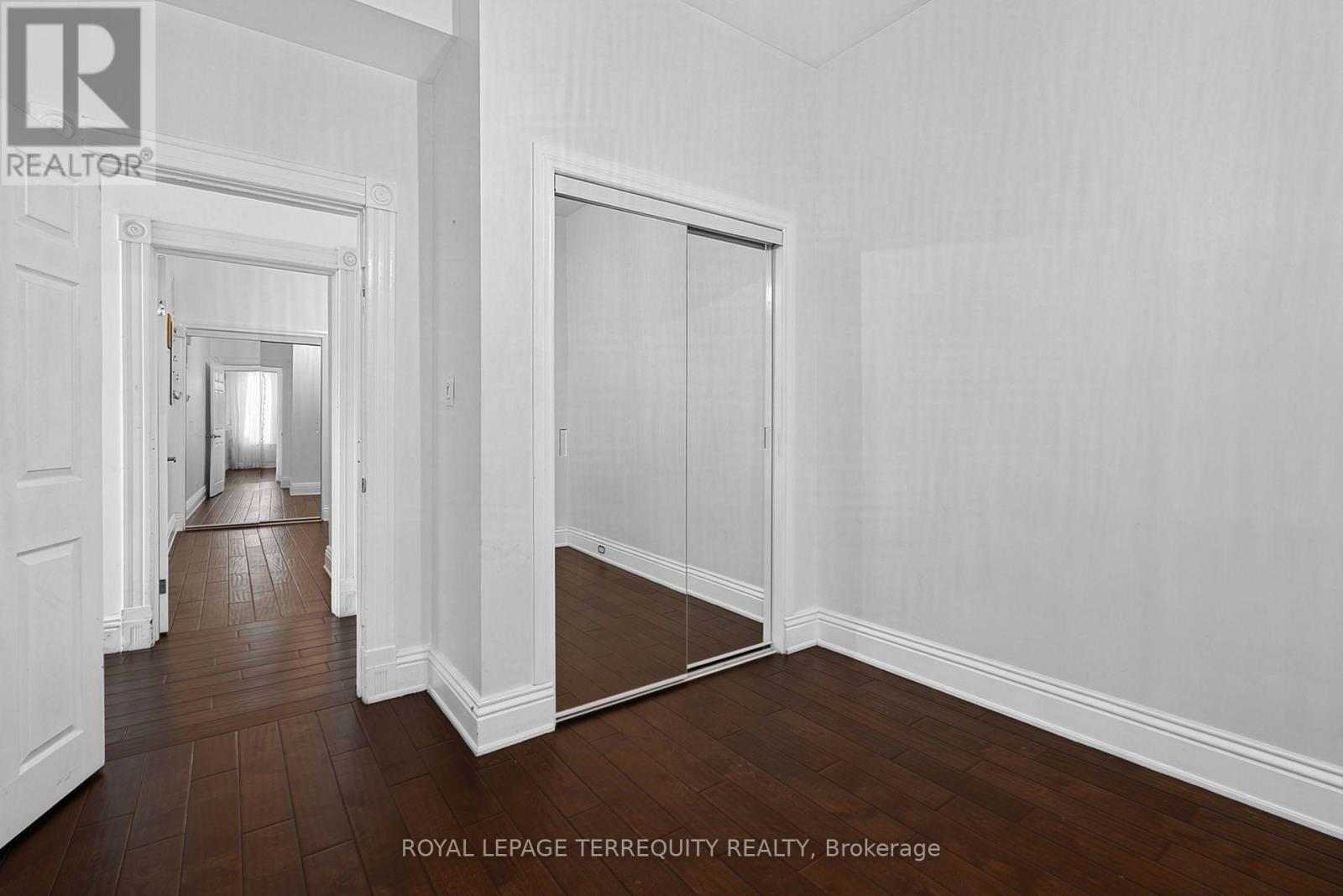 35 Elizabeth Street N Property Photo 25