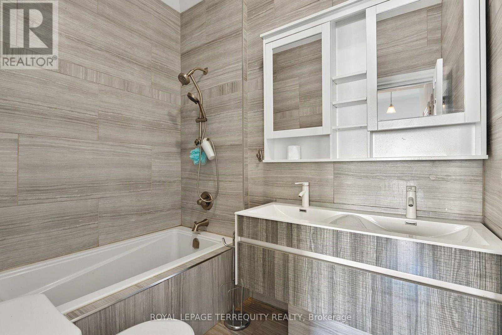 35 Elizabeth Street N Property Photo 26