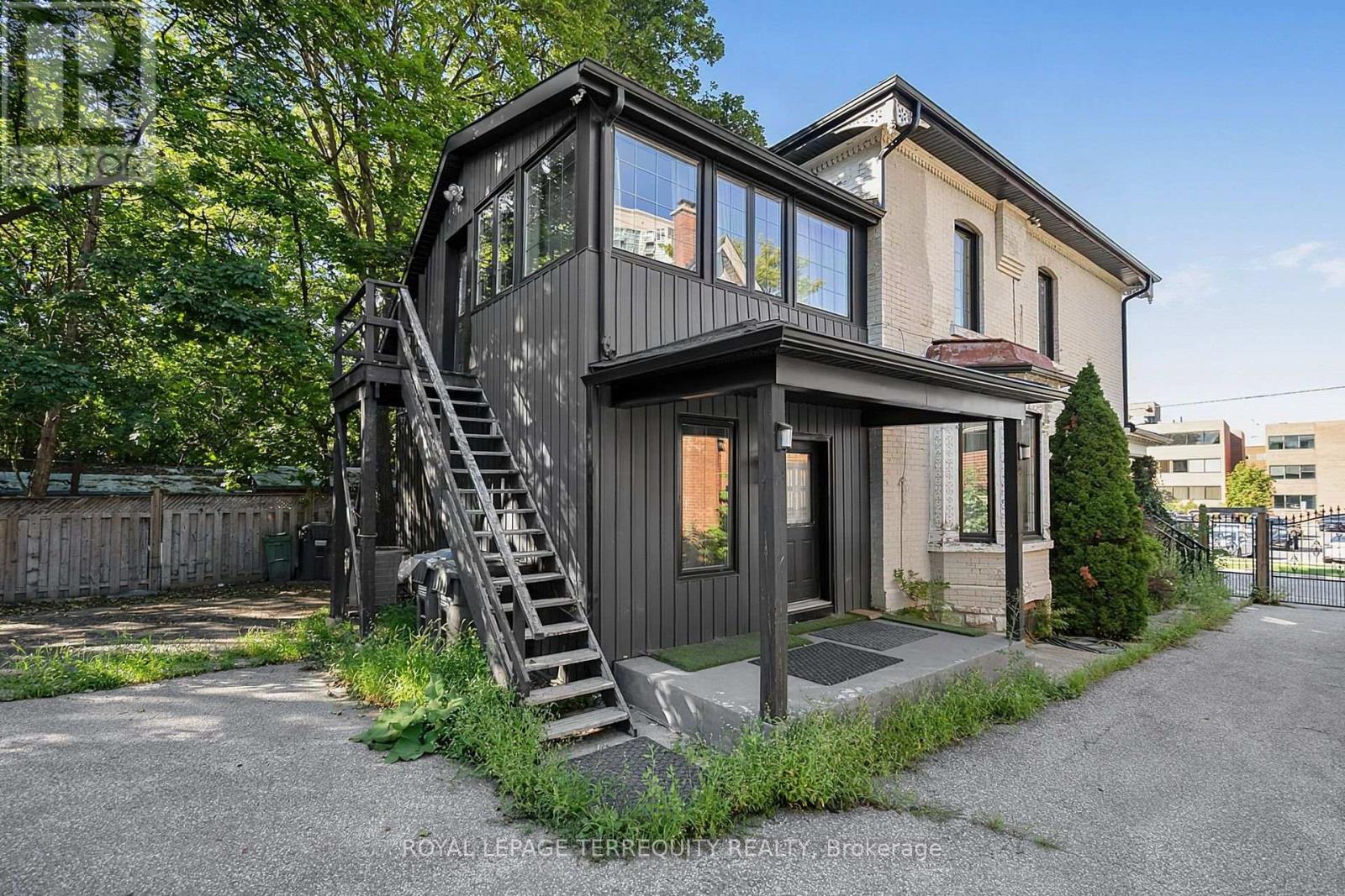35 Elizabeth Street N Property Photo 31