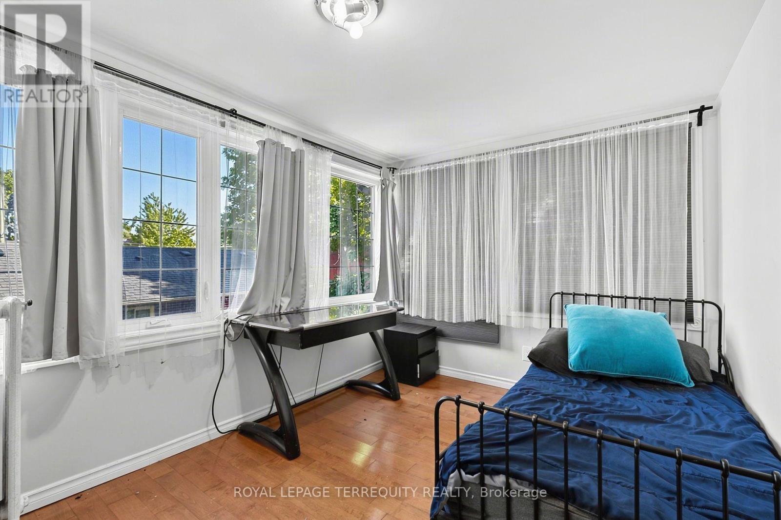 35 Elizabeth Street N Property Photo 32