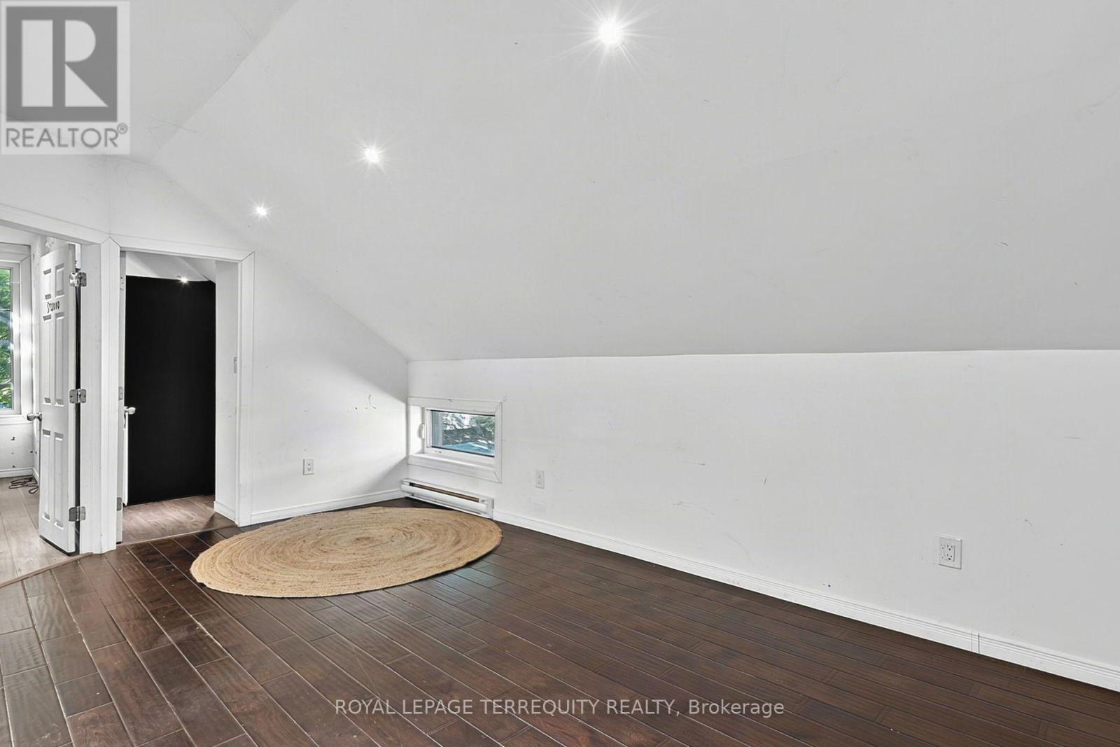 35 Elizabeth Street N Property Photo 36