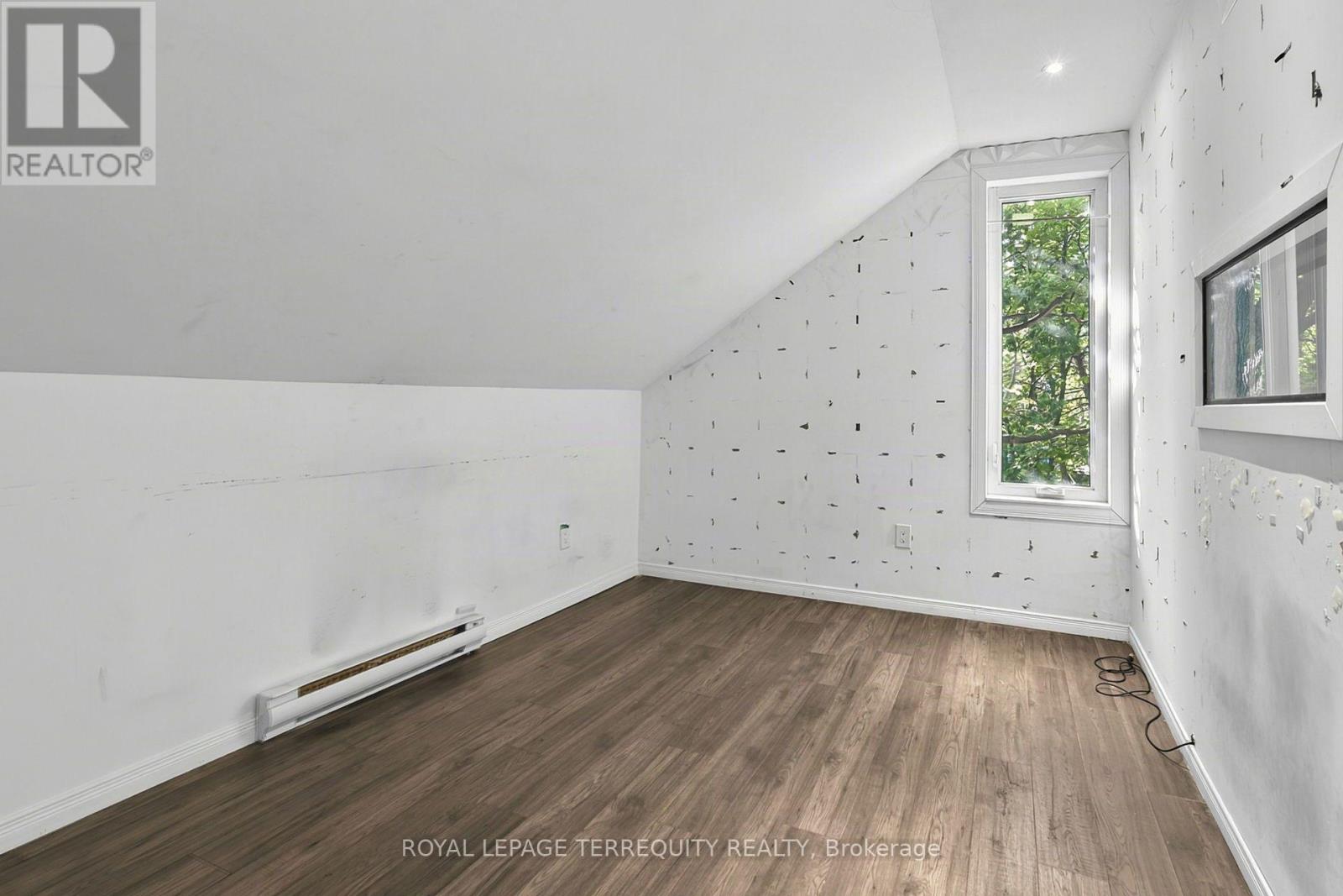 35 Elizabeth Street N Property Photo 37
