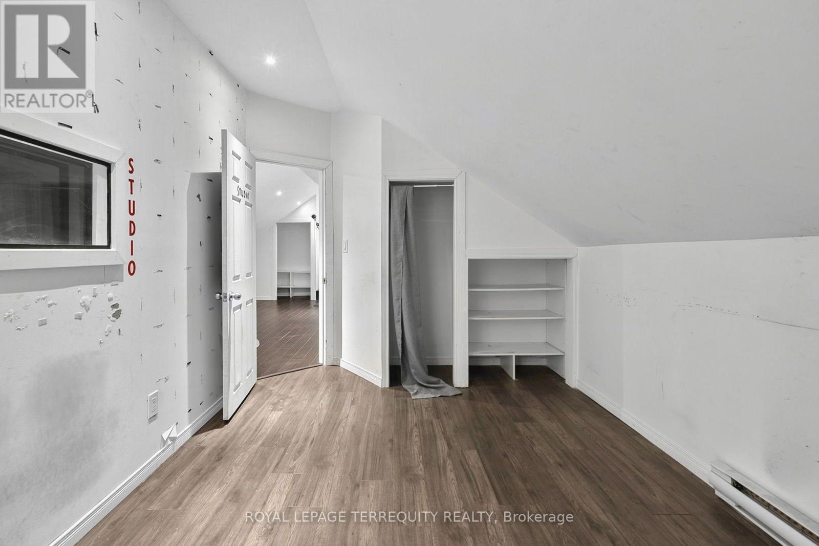 35 Elizabeth Street N Property Photo 38