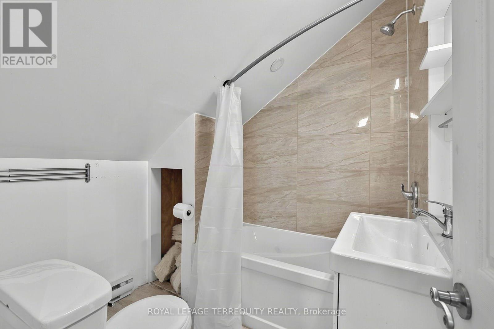 35 Elizabeth Street N Property Photo 39