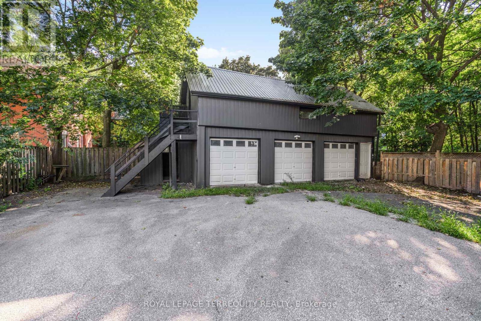 35 Elizabeth Street N Property Photo 40