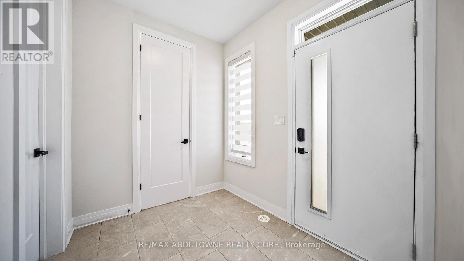 102 Settlers Road E Property Photo 3