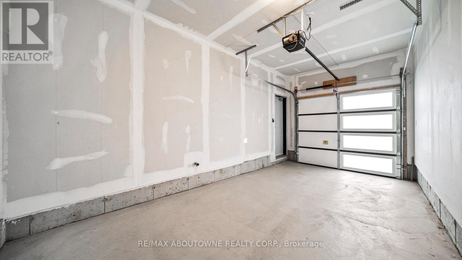 102 Settlers Road E Property Photo 8