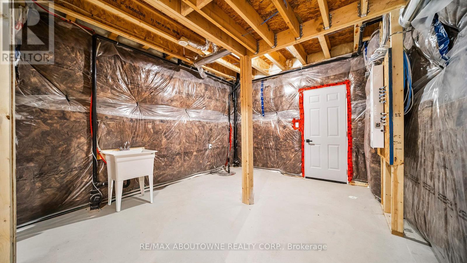 102 Settlers Road E Property Photo 34