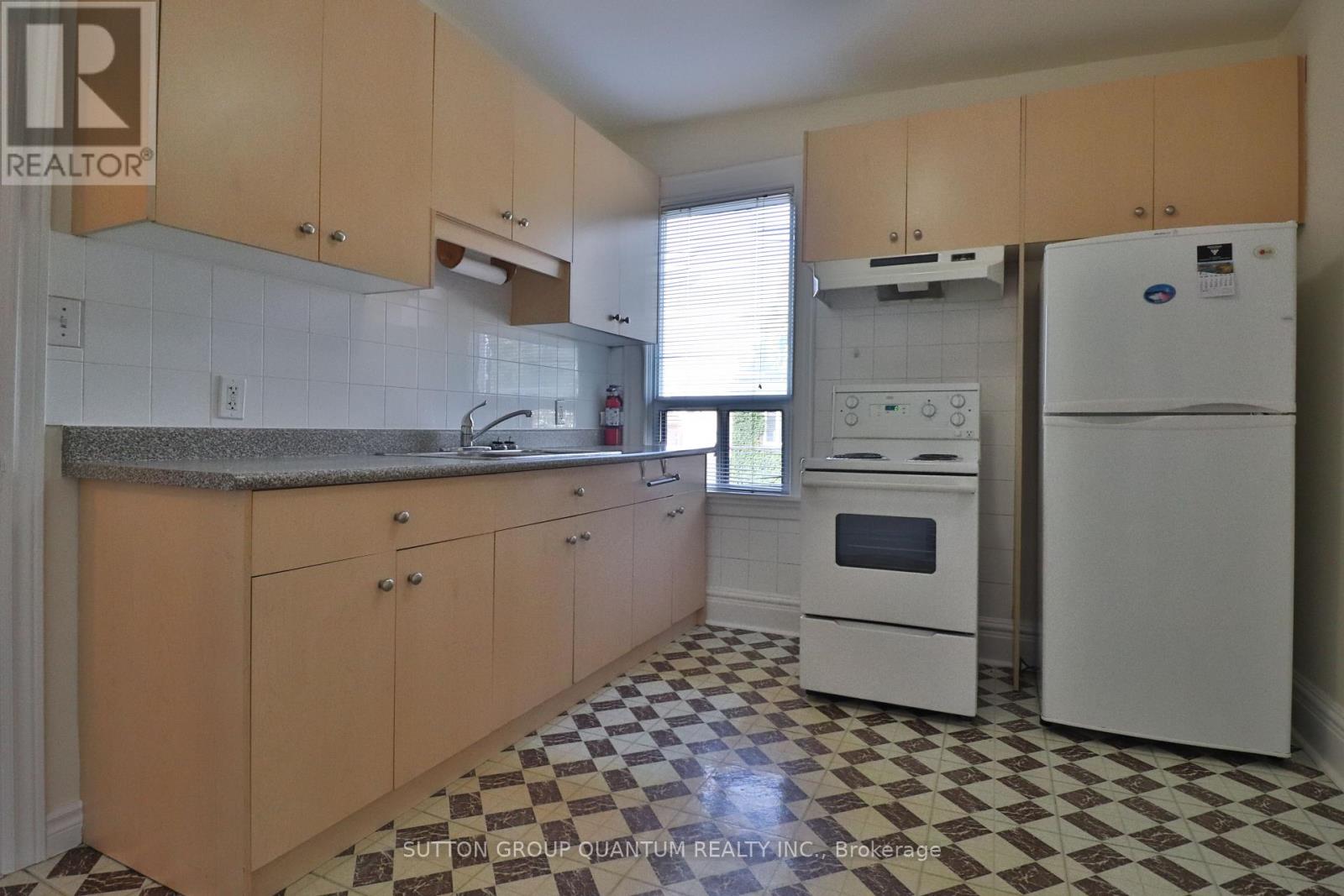 2nd Flr - 881 Lansdowne Avenue Property Photo 9