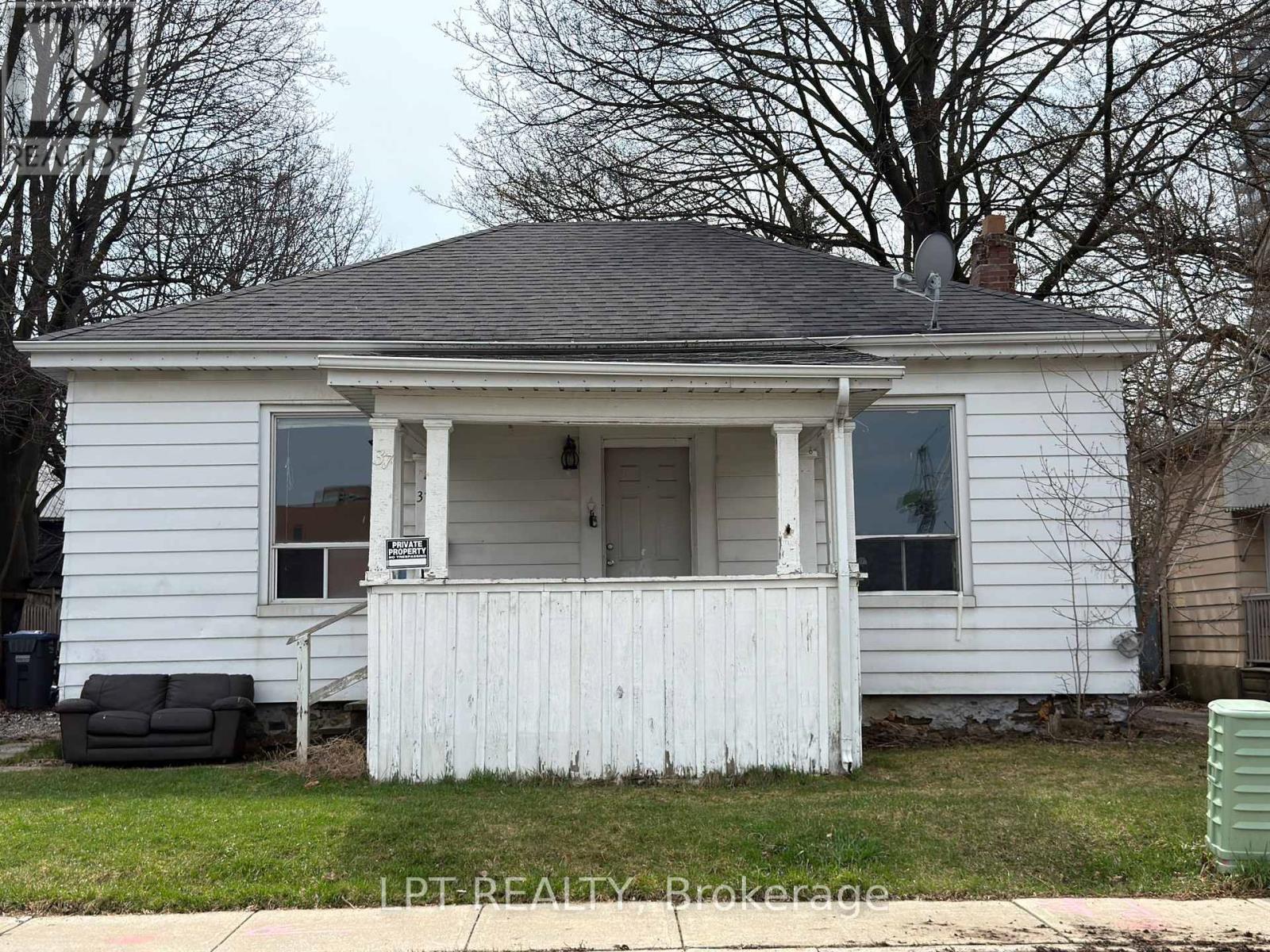 37 Elizabeth Street N Property Photo 1