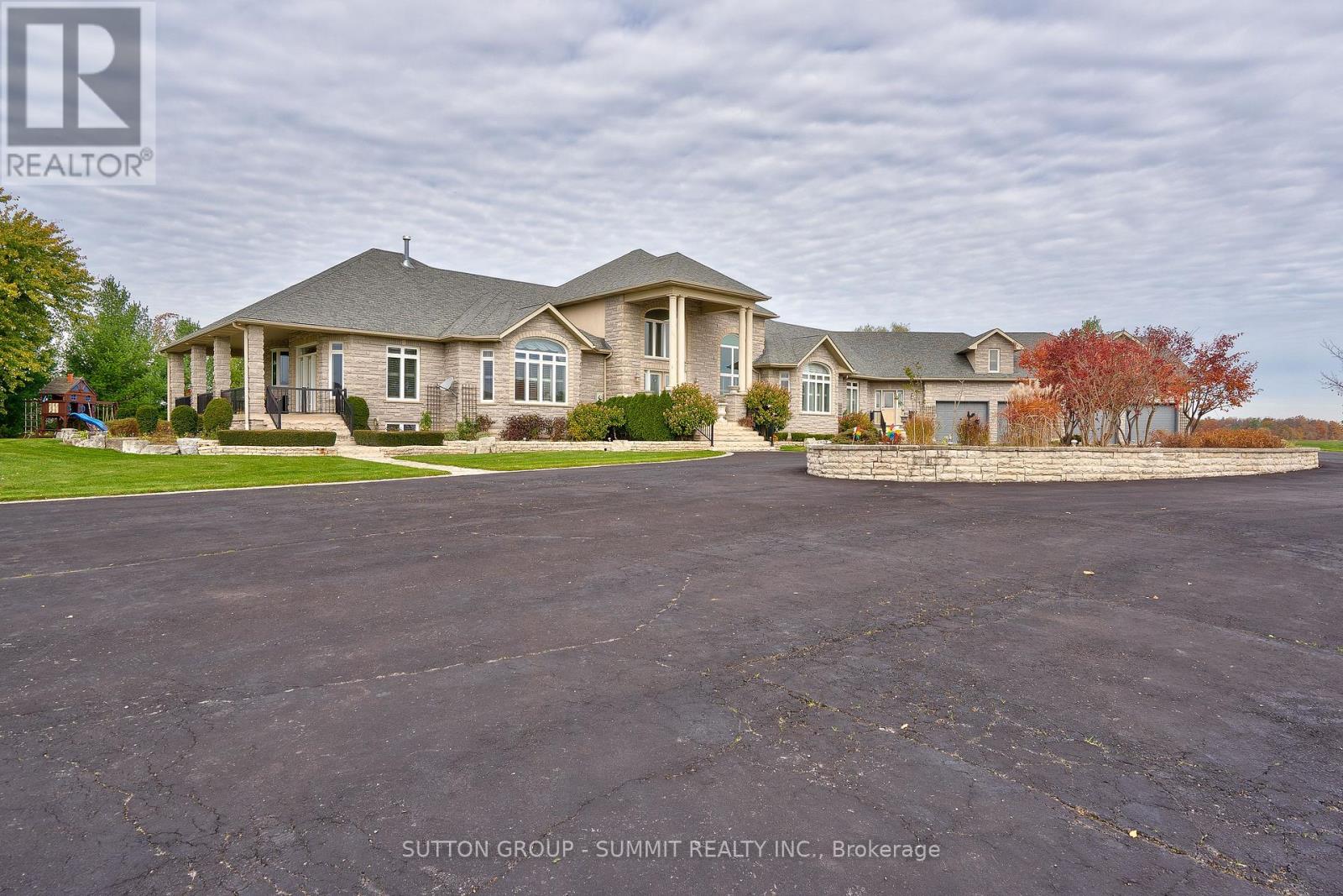 5431 Appleby Line Property Photo 2
