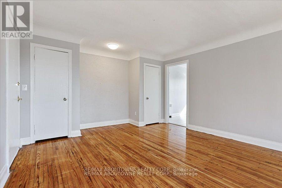 7 - 1031 Churchill Avenue E Property Photo 5
