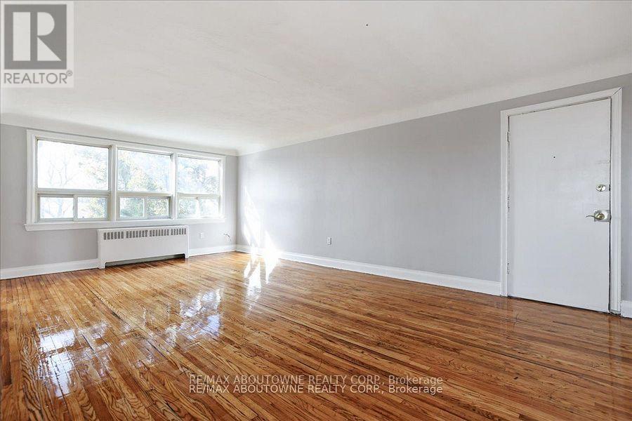 7 - 1031 Churchill Avenue E Property Photo 6
