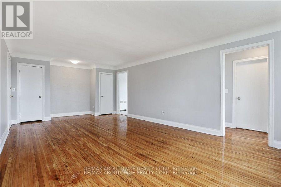 7 - 1031 Churchill Avenue E Property Photo 9