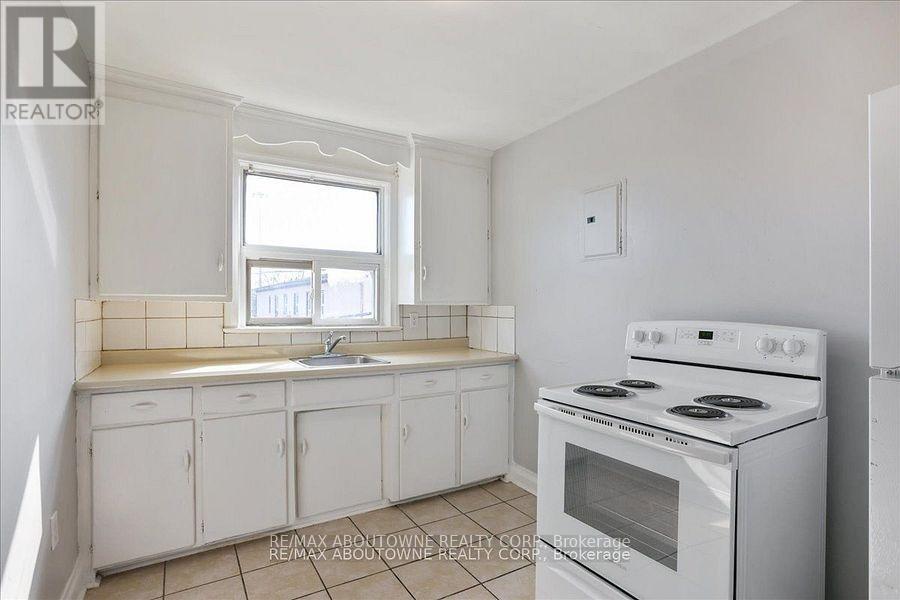 7 - 1031 Churchill Avenue E Property Photo 10