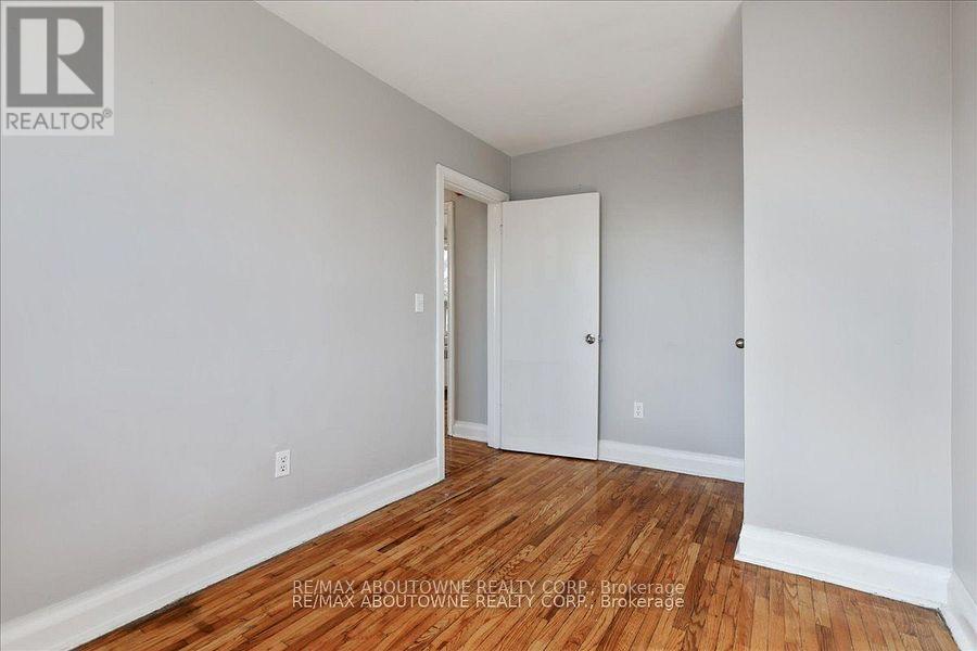7 - 1031 Churchill Avenue E Property Photo 16