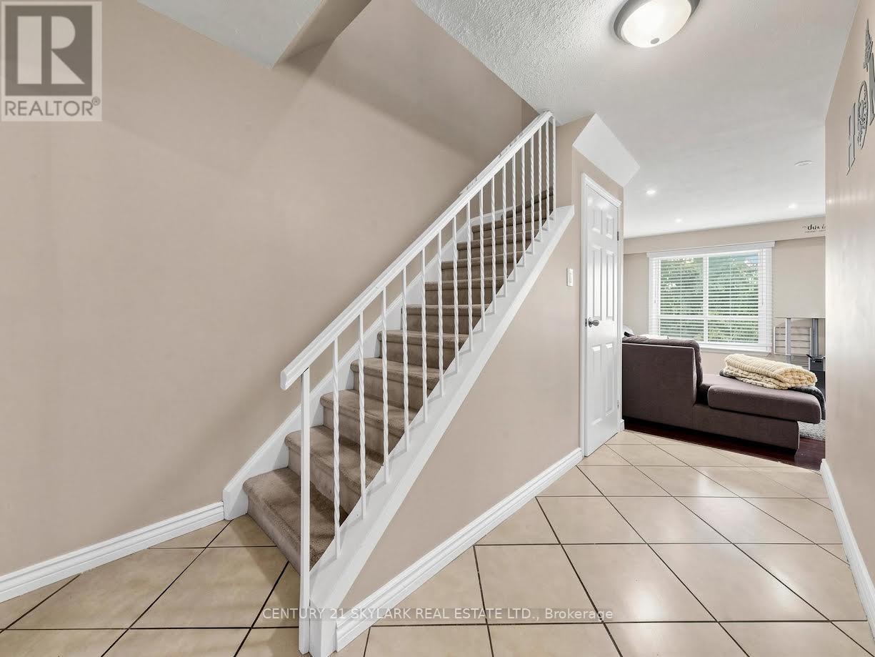 164 Moregate Crescent N Property Photo 7