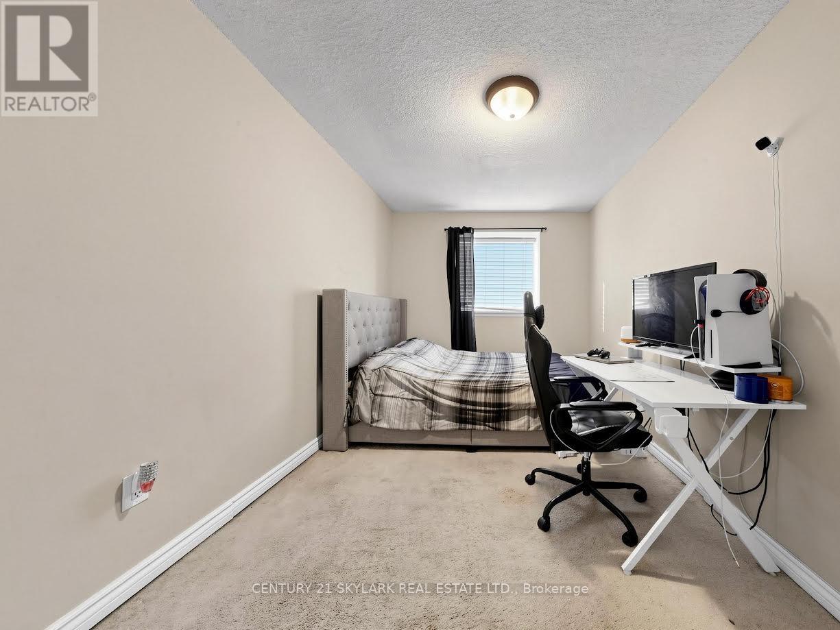 164 Moregate Crescent N Property Photo 12