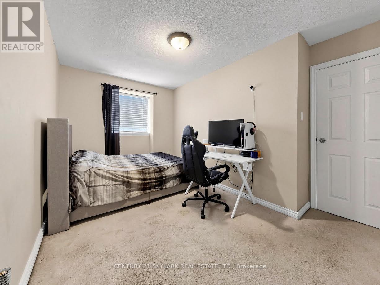 164 Moregate Crescent N Property Photo 13