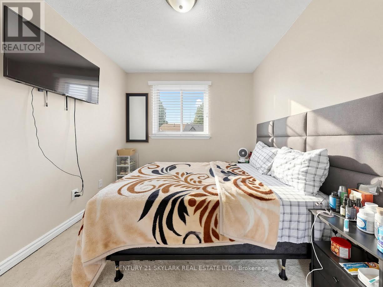 164 Moregate Crescent N Property Photo 14