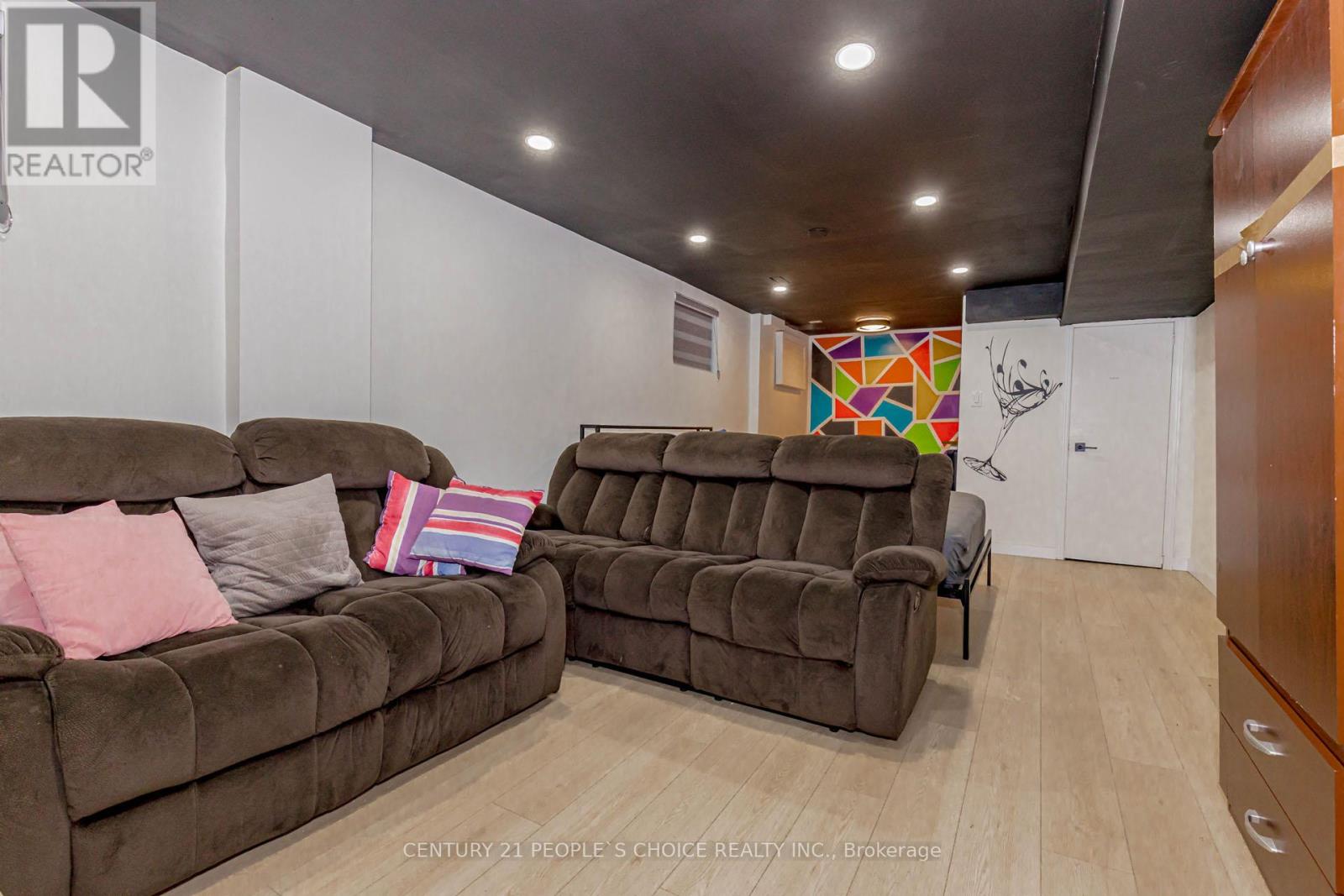 32 Elderwood Place Property Photo 37