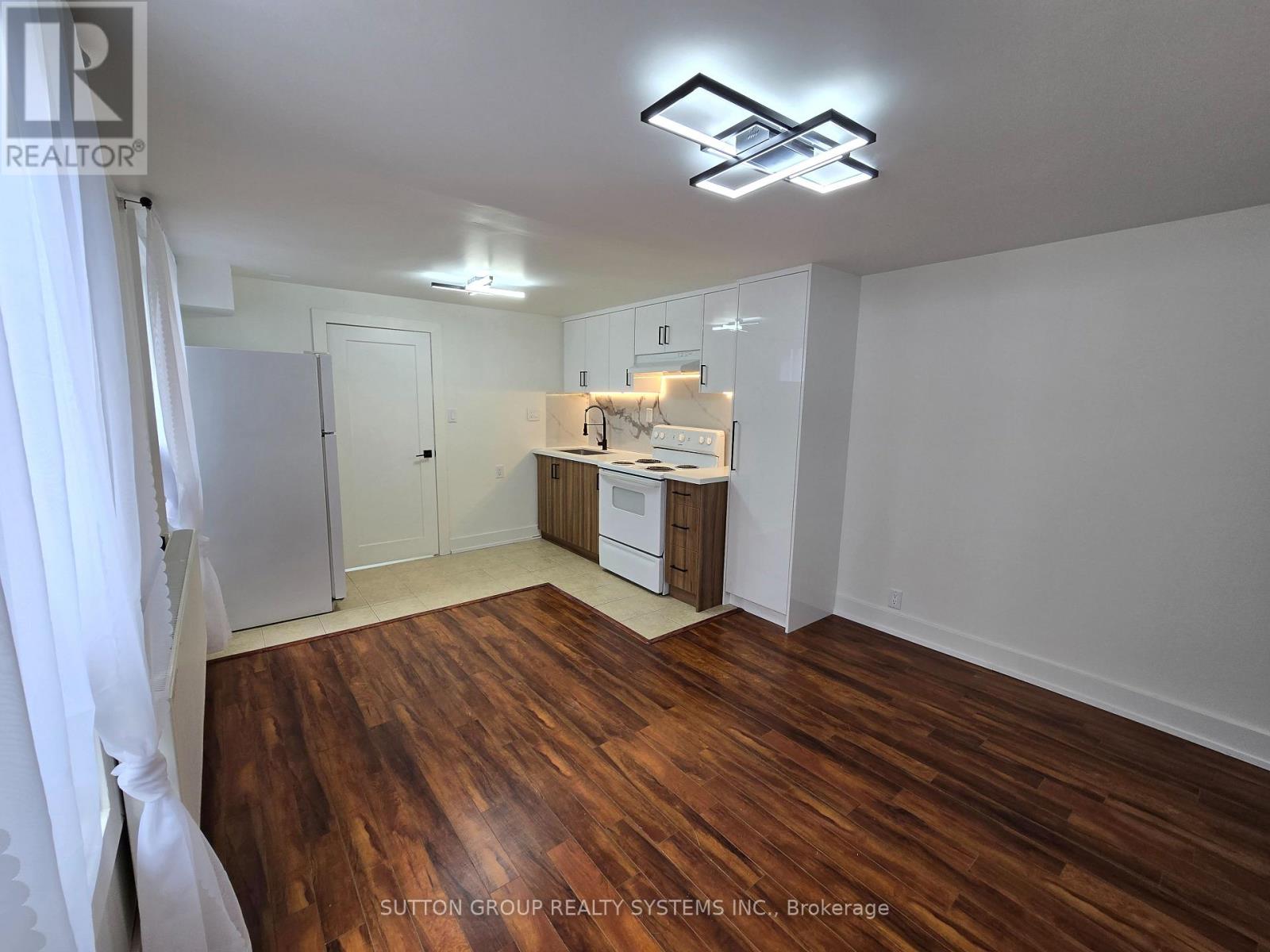 1 - 2886 Lake Shore Boulevard W Property Photo 8