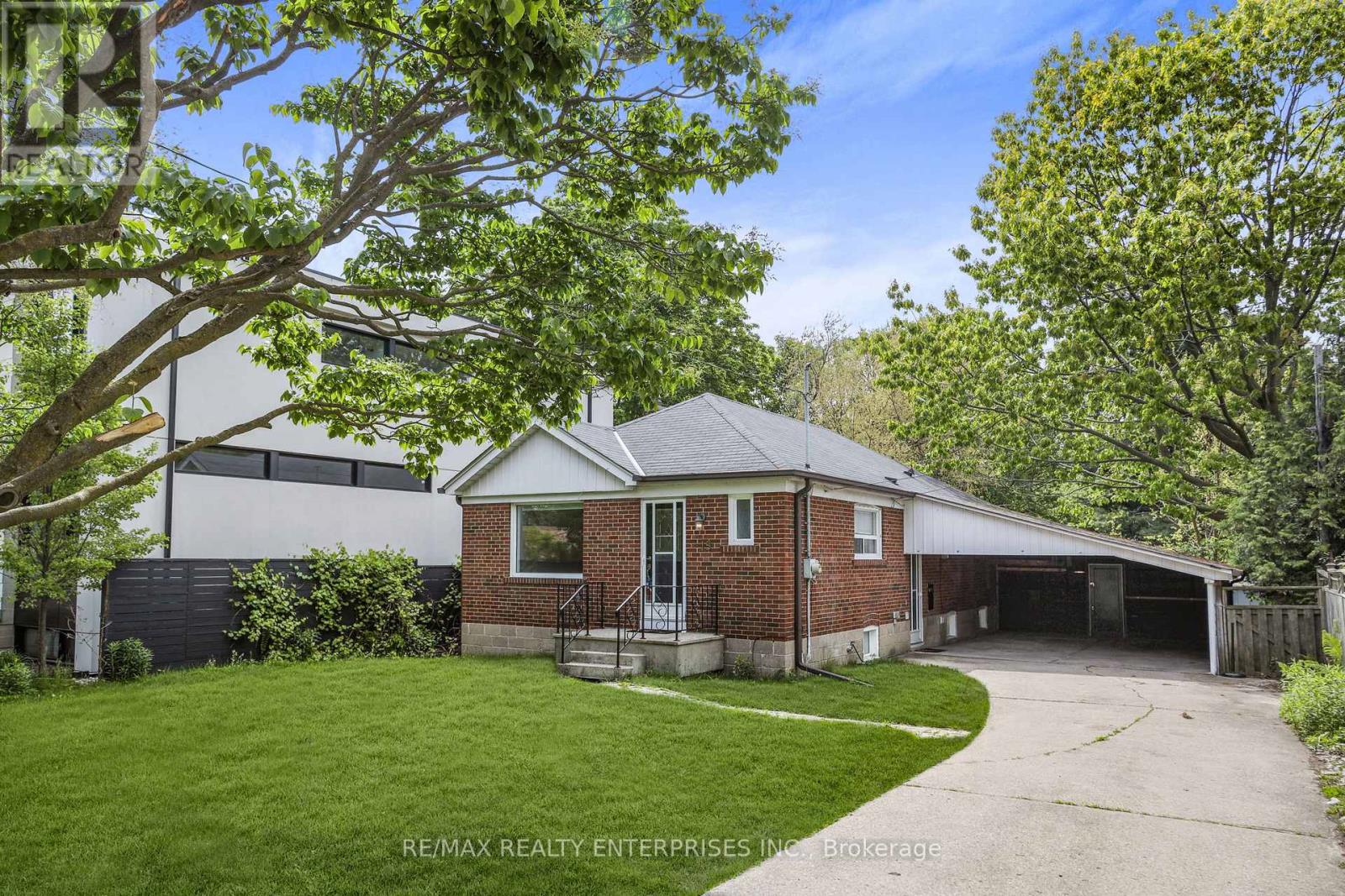 15 DELROY DRIVE