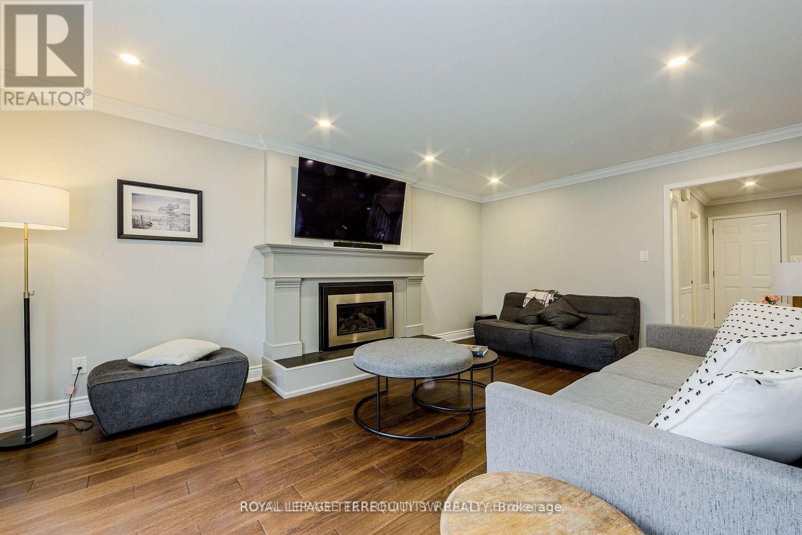 2025 Parklane Crescent Property Photo 6