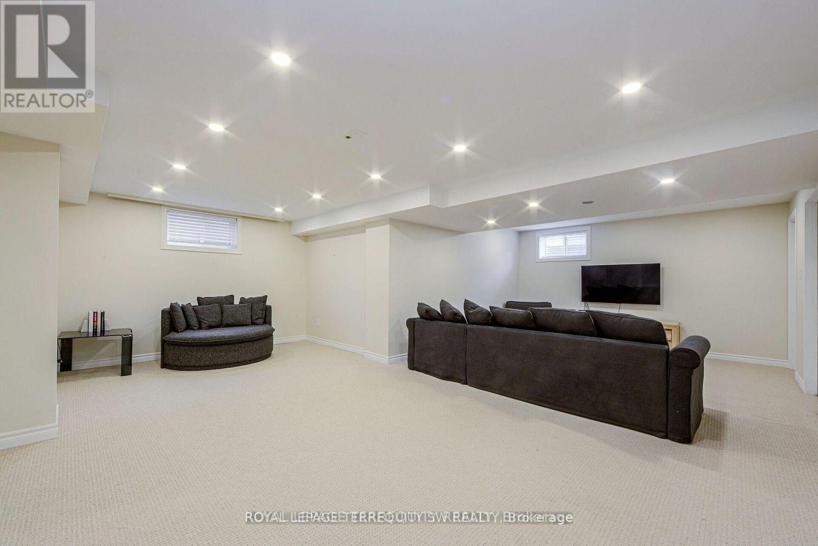 2025 Parklane Crescent Property Photo 38