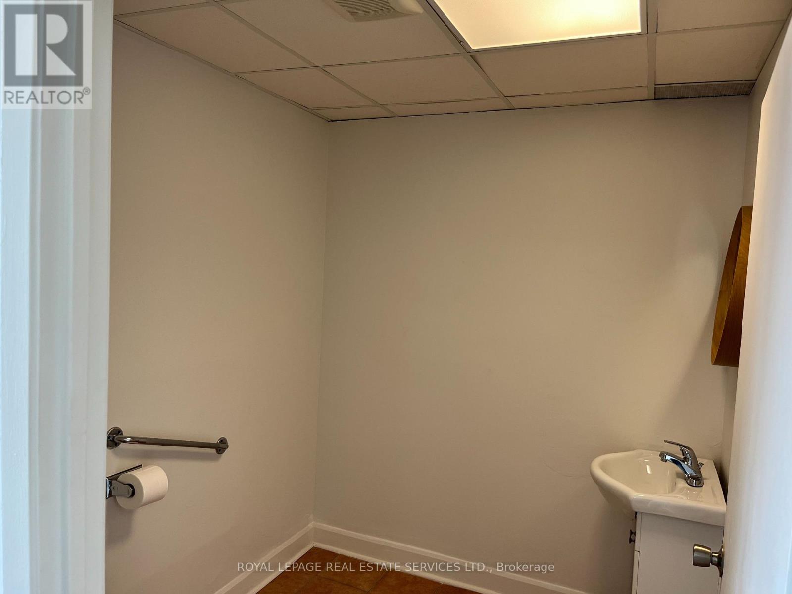 2 - 896 Burnhamthorpe Road W Property Photo 7