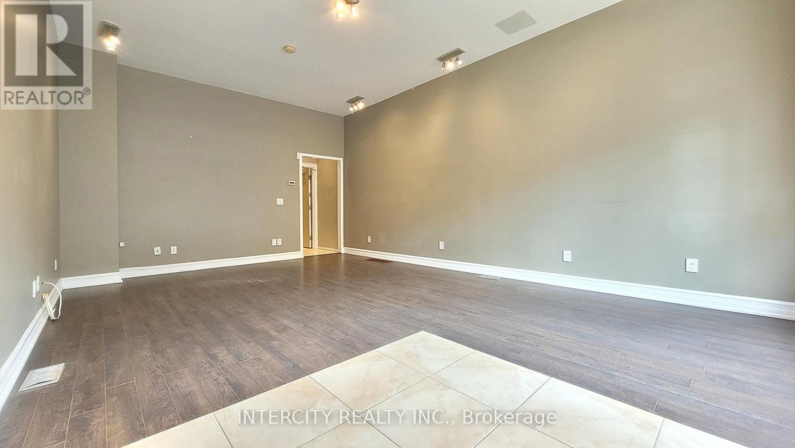 86 Lakeshore Road W Property Photo 13